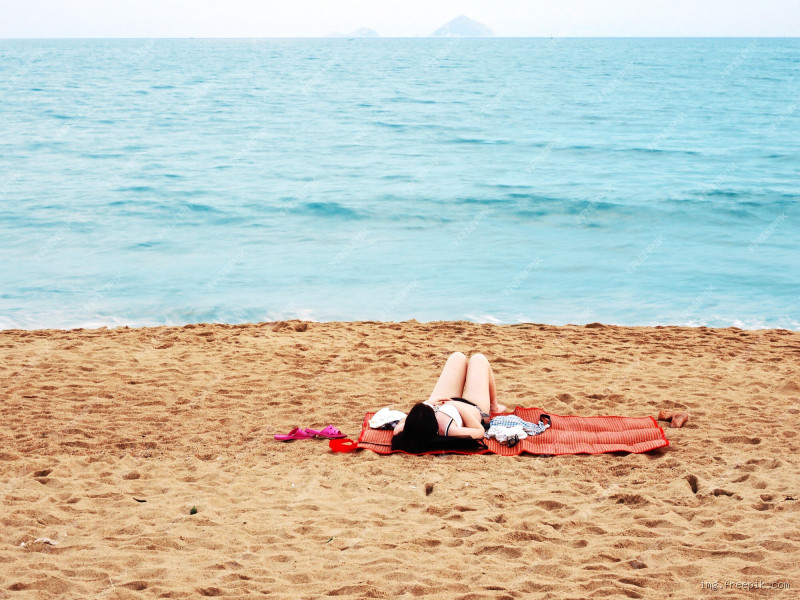 O que se usa para deitar na praia? Dicas essenciais para relaxar ao máximo