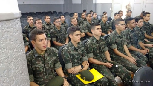 O que acontece quando um jovem contratado é convocado para o serviço militar?