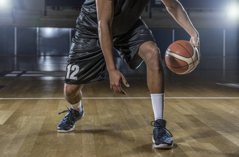 O que é proibido no manejo da bola no basquete?