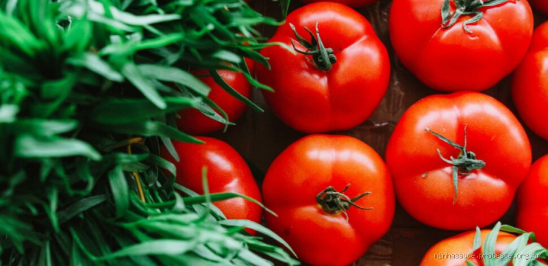 Faz bem comer tomate todos os dias? Descubra os benefícios e riscos