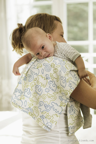 O que fazer para o bebê arrotar mais rápido? Dicas práticas e eficazes