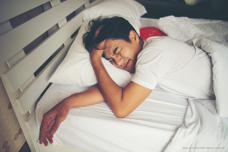 Por que o corpo incha quando dormimos?