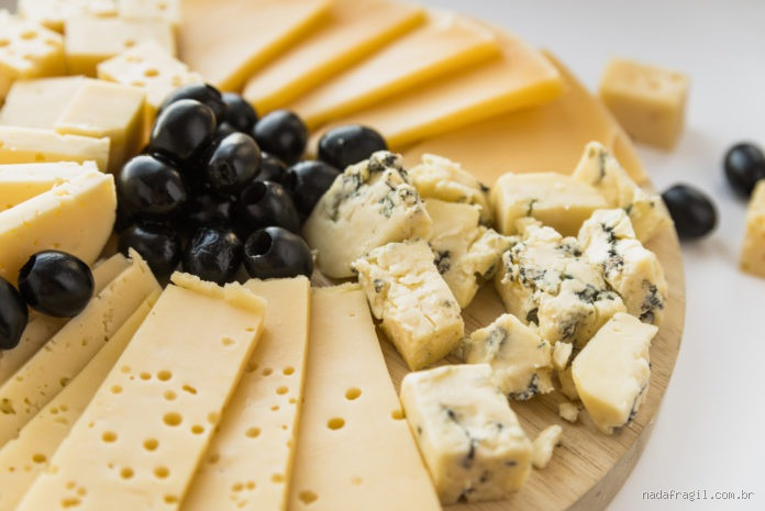 Qual o melhor queijo para quem tem refluxo? Descubra as opções!