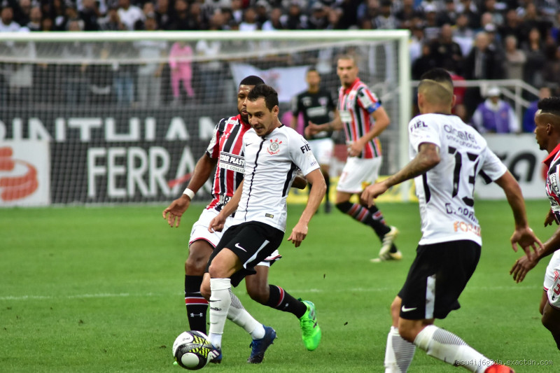 Quem tem mais títulos internacionais: São Paulo ou Corinthians?
