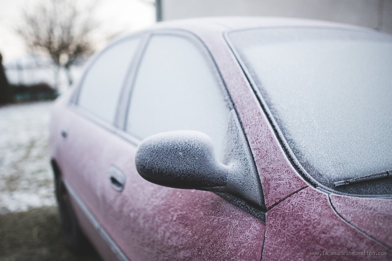 O que fazer quando o vidro do carro está congelado? Dicas para resolver rapidamente