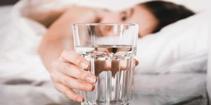 Os Benefícios da Hidratação Matinal: É Bom Tomar Água em Jejum? Descubra!