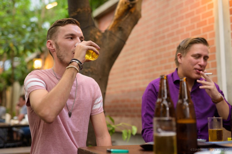 Qual é a diferença entre alcoólatra e alcoolismo? Entenda as distinções